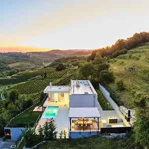 Vila San Mauro, Momjan
